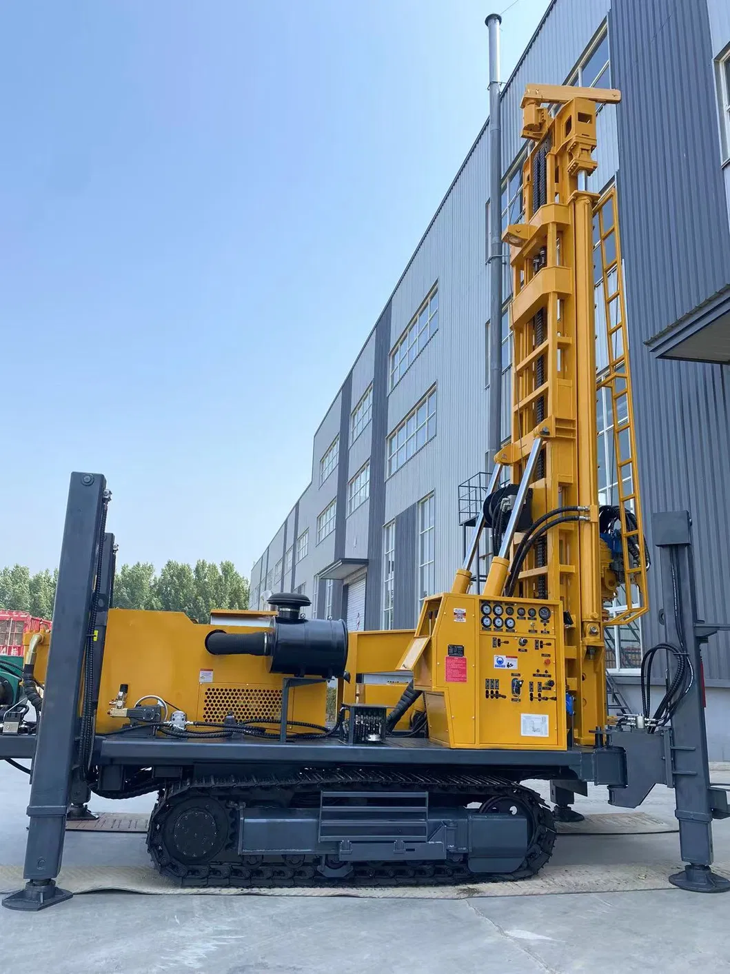 132kw Engine Rotary การเจาะ Rig 600m Depth แคร่เลื่อน Mounted Water Well การเจาะ Rig for Sale